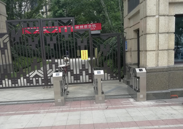 融創(chuàng)璦頤灣東門(mén)、北門(mén)